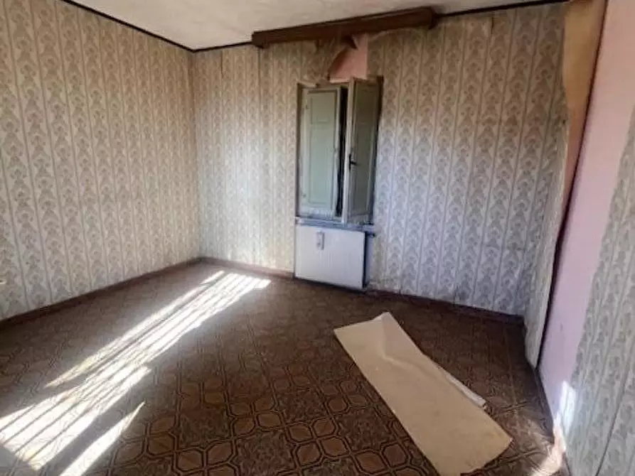 Immagine 13 di Casa colonica in vendita  a Sarzana