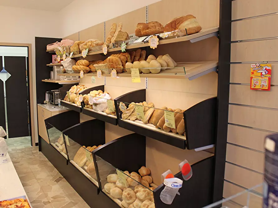 Immagine 1 di Locale commerciale in vendita  a Ortonovo