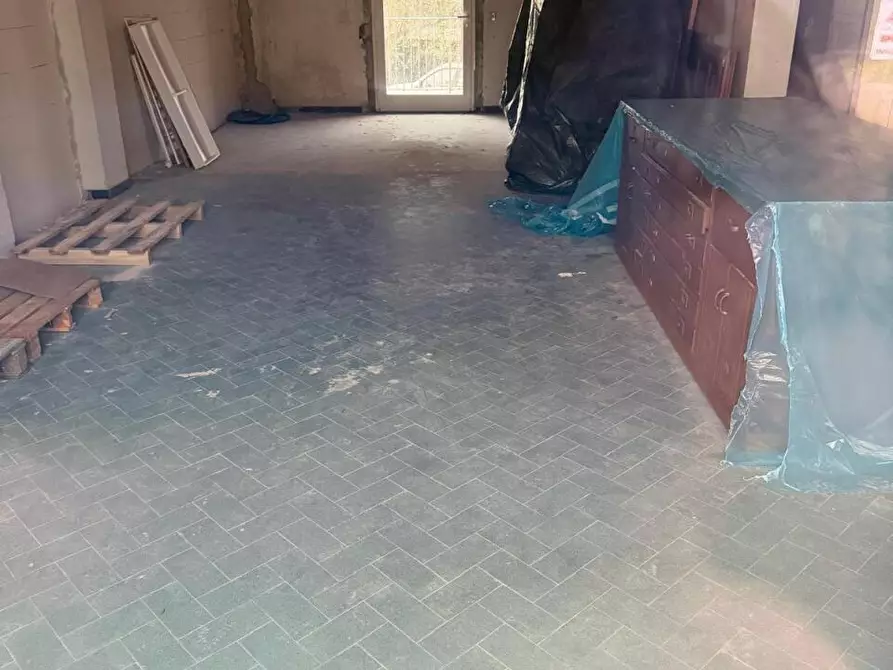 Immagine 2 di Locale commerciale in vendita  a Ortonovo