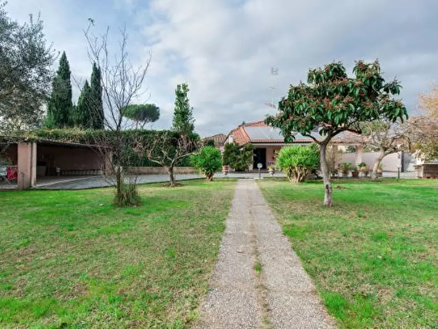 Immagine 6 di Villa in vendita  a Carrara