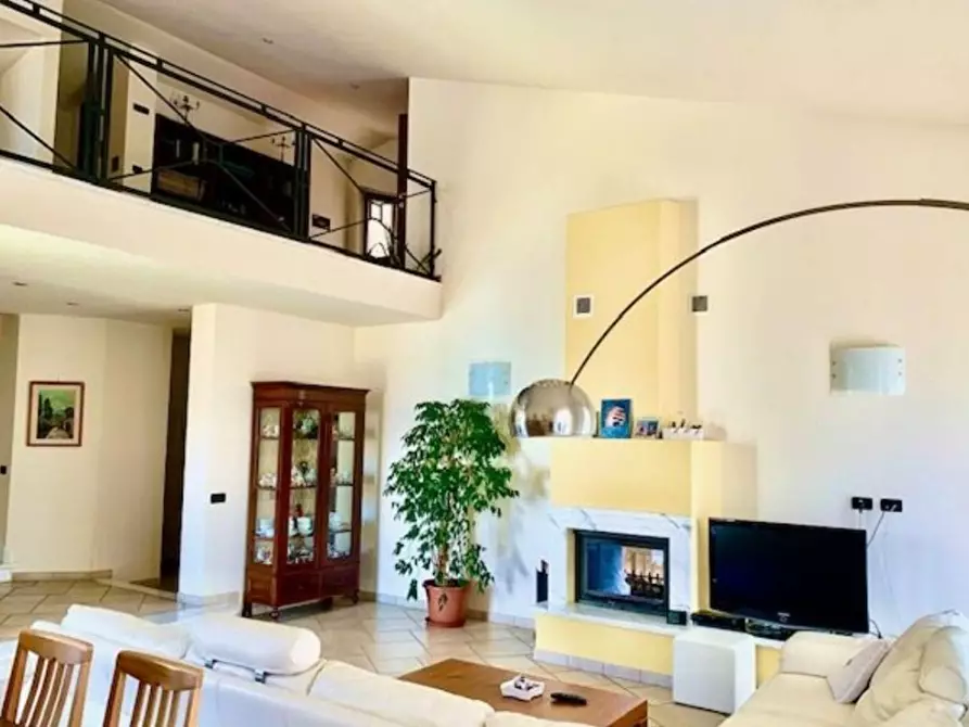 Immagine 3 di Villa in vendita  a Ortonovo