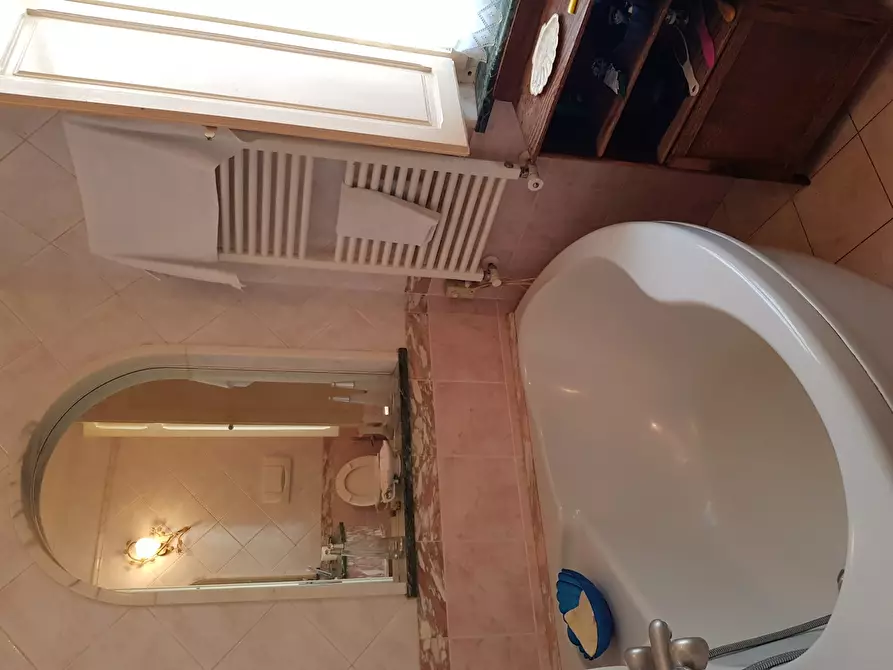 Immagine 18 di Villa in vendita  a Carrara