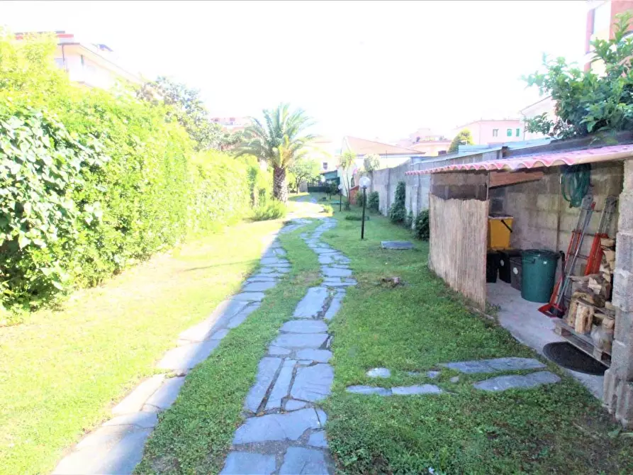 Immagine 17 di Villa in vendita  a Carrara