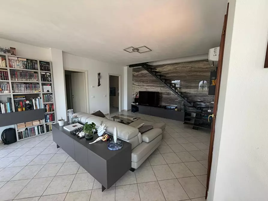 Immagine 7 di Villa in vendita  a Ortonovo