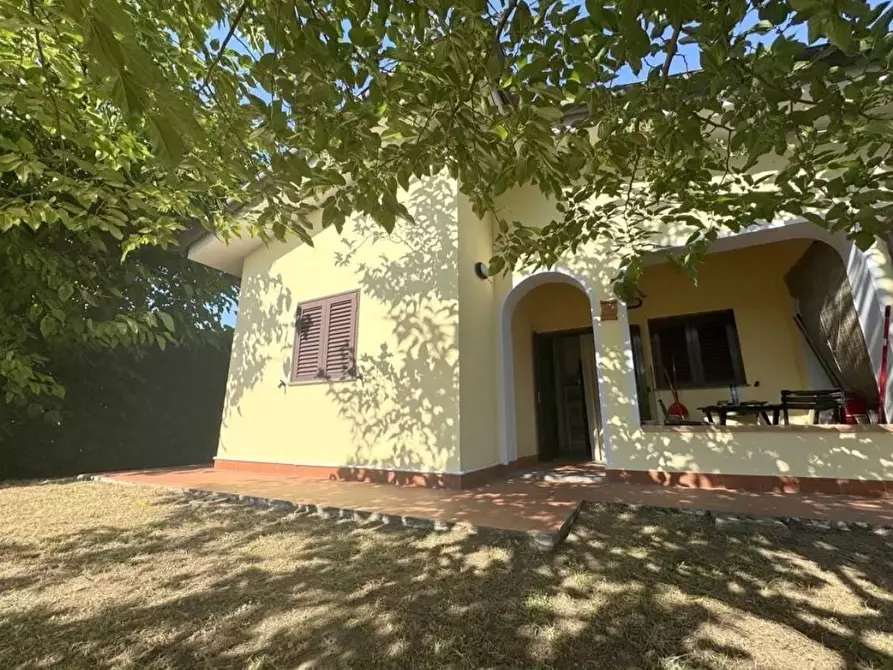 Immagine 1 di Villa in vendita  a Viareggio