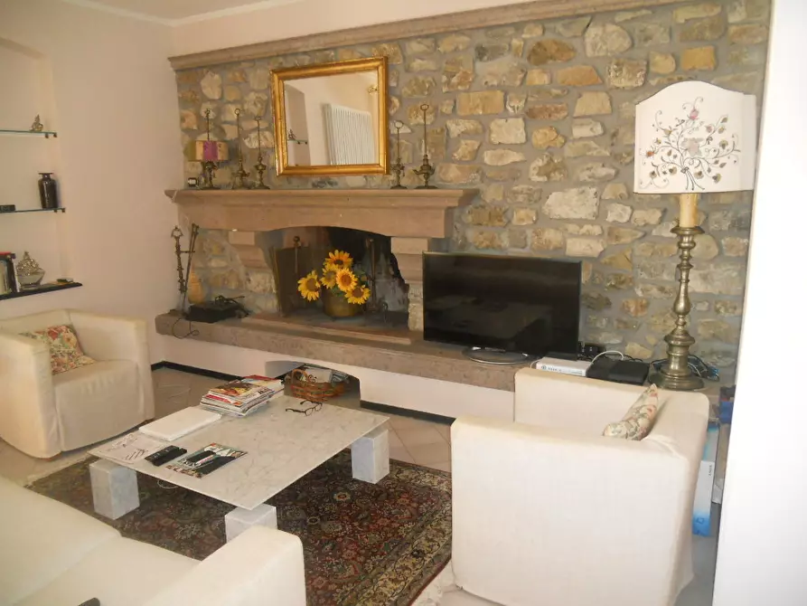 Immagine 42 di Villa in vendita  a Castelnuovo Magra