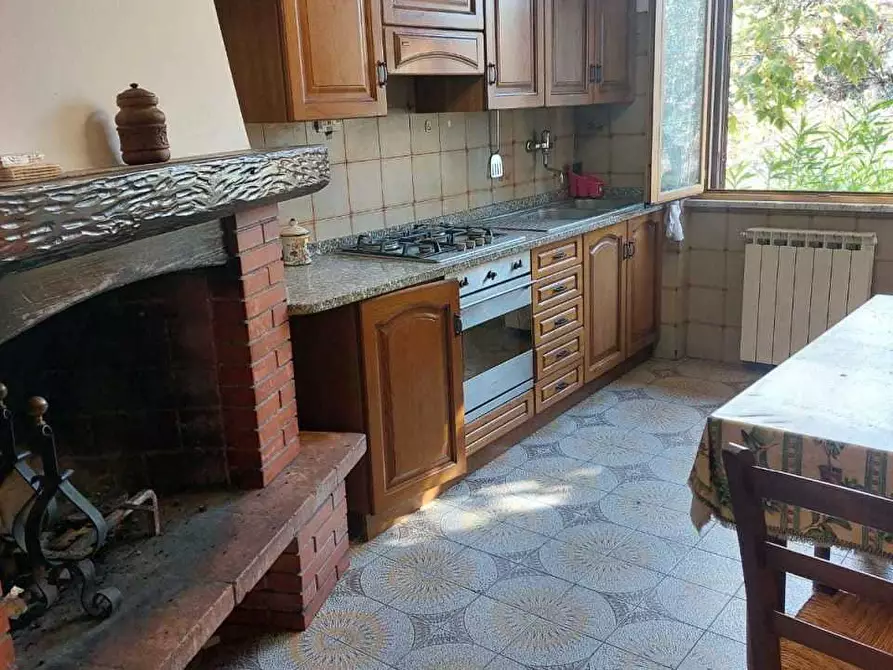 Immagine 2 di Villa in vendita  a Castelnuovo Magra