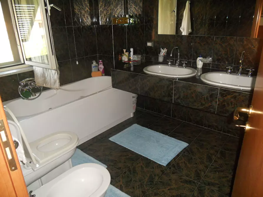 Immagine 40 di Terratetto in vendita  a Sarzana