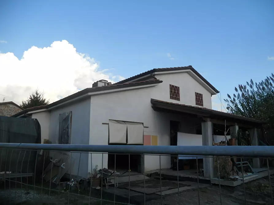 Immagine 2 di Villa in vendita  a Castelnuovo Magra