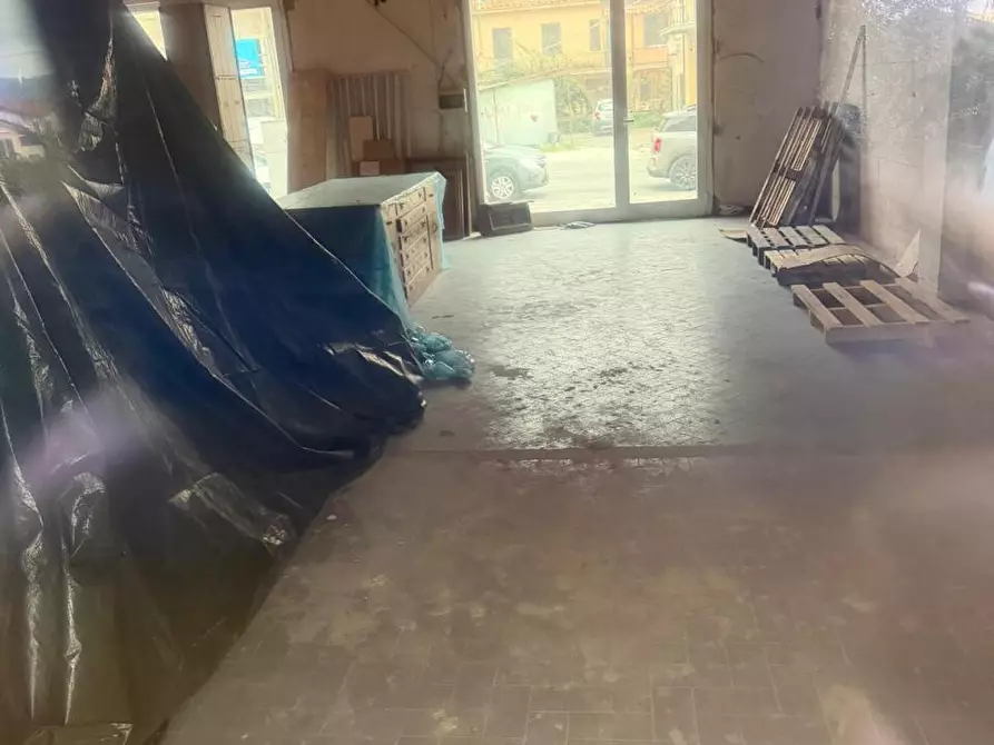 Immagine 3 di Locale commerciale in vendita  a Ortonovo