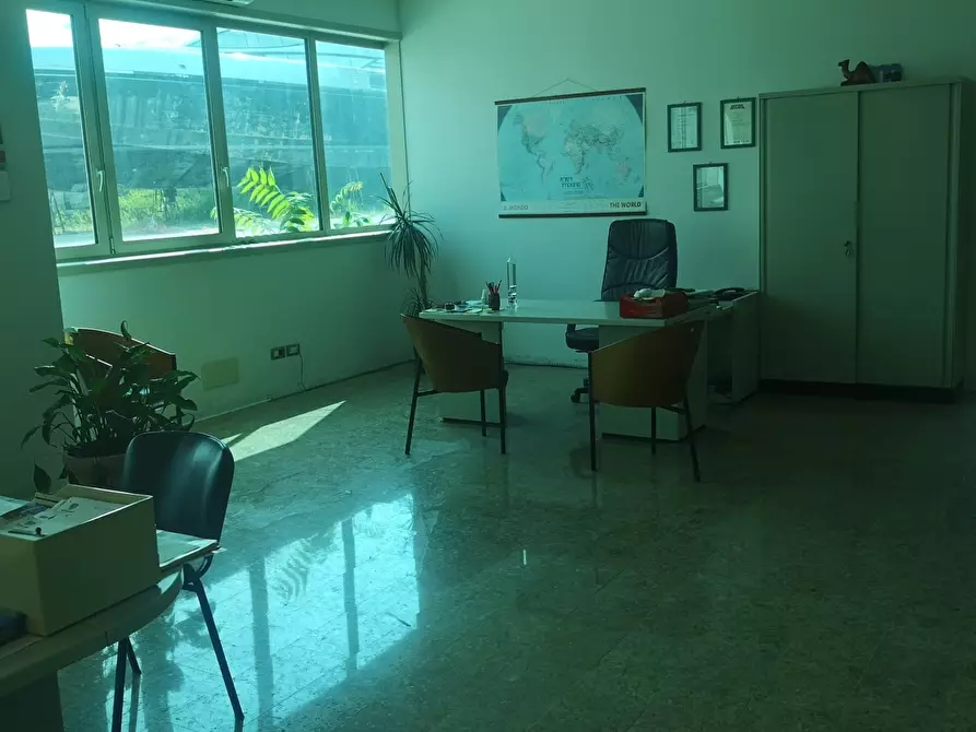 Immagine 2 di Capannone industriale in vendita  a Massa