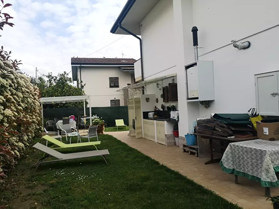 Immagine 7 di Villa in vendita  a Massa