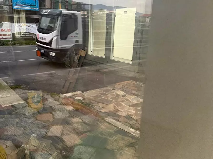 Immagine 6 di Locale commerciale in vendita  a Ortonovo