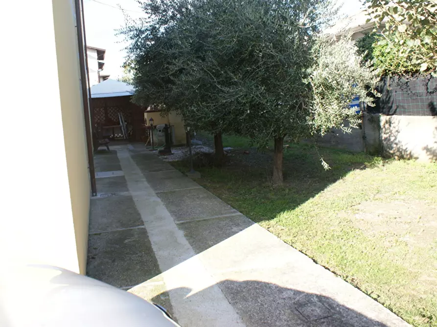 Immagine 2 di Casa indipendente in vendita  a Ortonovo