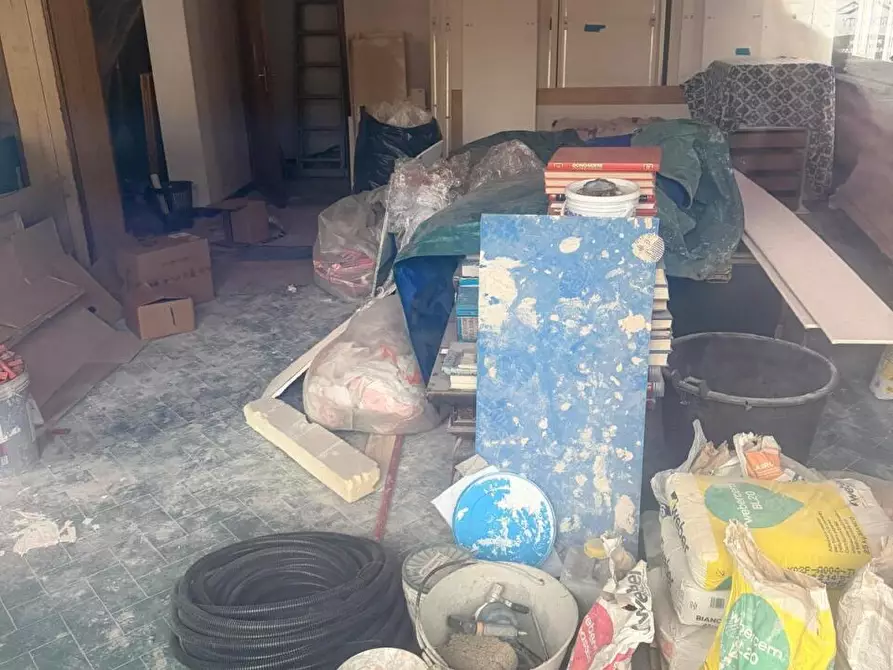 Immagine 4 di Locale commerciale in vendita  a Ortonovo