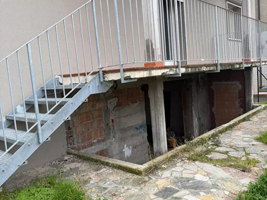 Immagine 9 di Locale commerciale in vendita  a Ortonovo