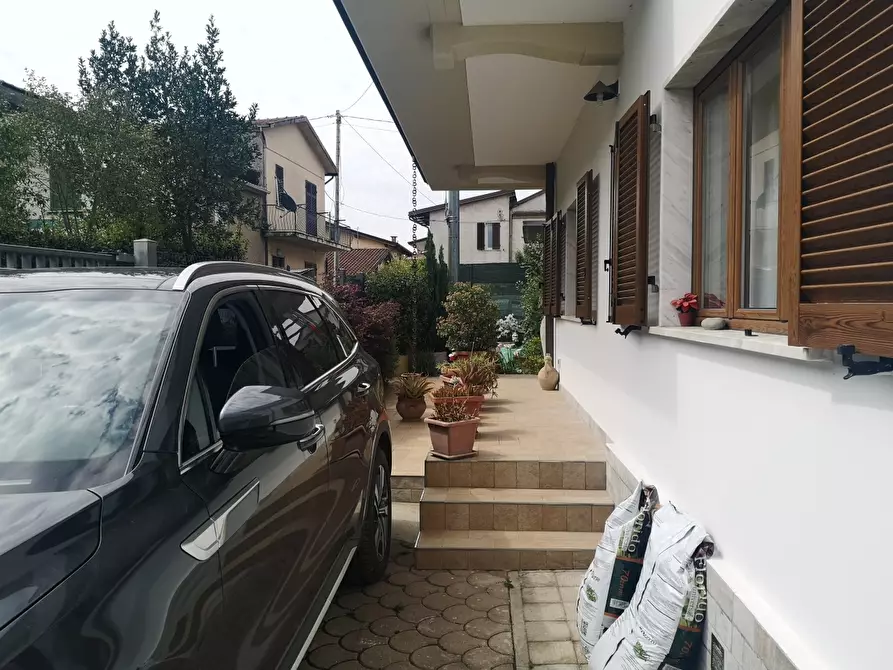 Immagine 5 di Villa in vendita  a Massa