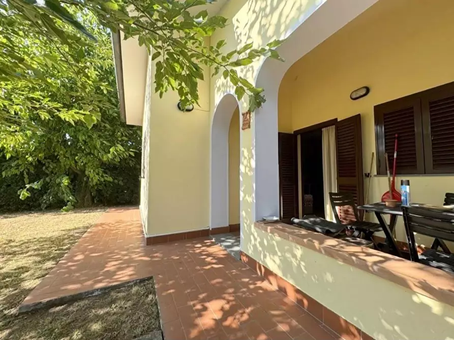 Immagine 3 di Villa in vendita  a Viareggio