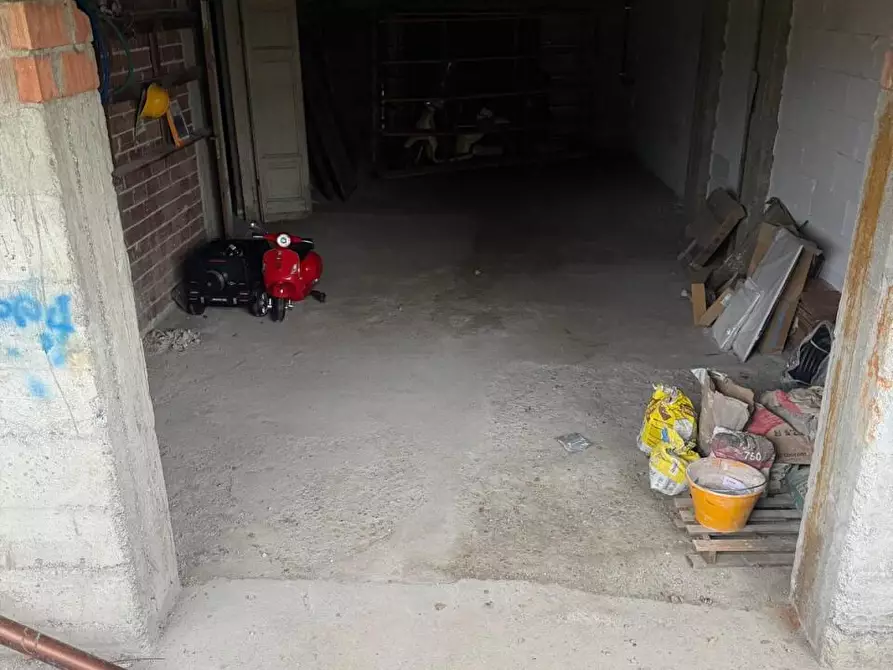 Immagine 5 di Locale commerciale in vendita  a Ortonovo