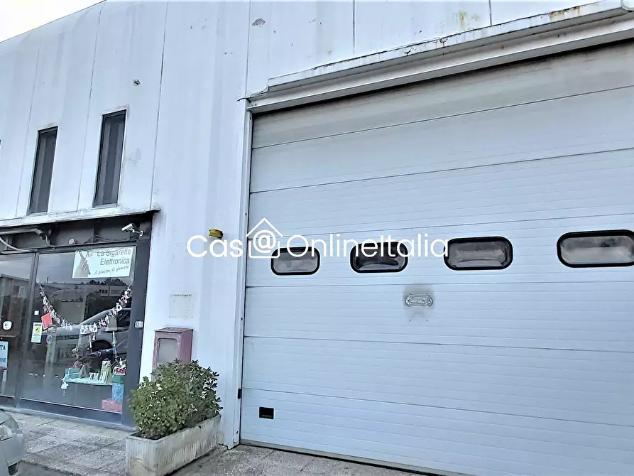 Immagine 14 di Negozio in vendita  in Via Pietro Soriano 22 a Perugia