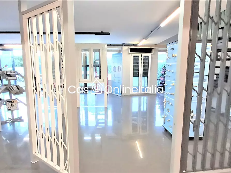 Immagine 2 di Negozio in vendita  in Via Pietro Soriano 22 a Perugia