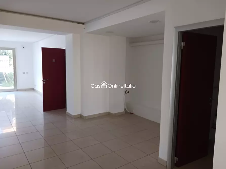 Immagine 13 di Negozio in vendita  in Piazza Lemmetti a Camaiore