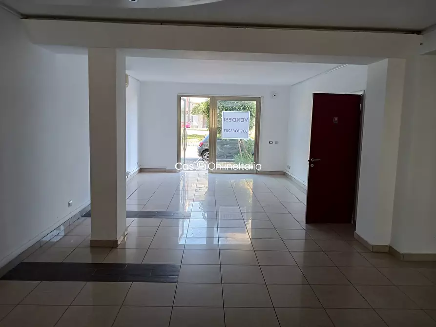 Immagine 16 di Negozio in vendita  in Piazza Lemmetti a Camaiore