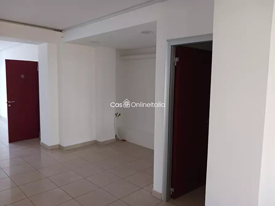 Immagine 17 di Negozio in vendita  in Piazza Lemmetti a Camaiore