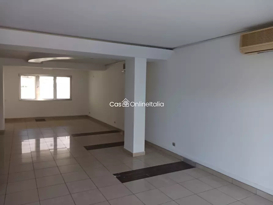 Immagine 7 di Negozio in vendita  in Piazza Lemmetti a Camaiore