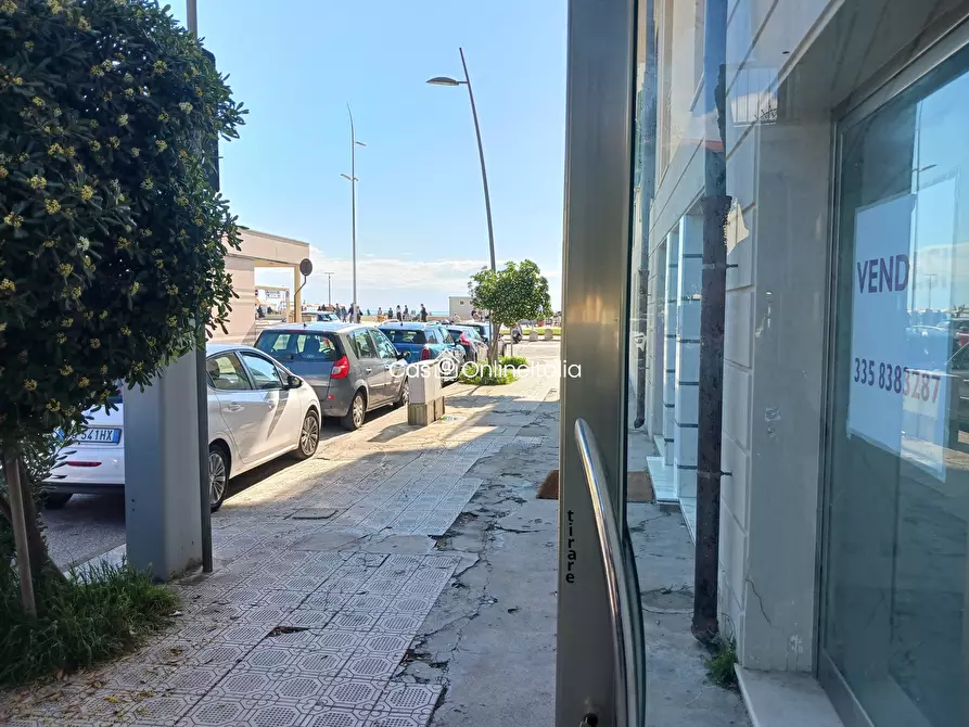 Immagine 2 di Negozio in vendita  in Piazza Lemmetti a Camaiore