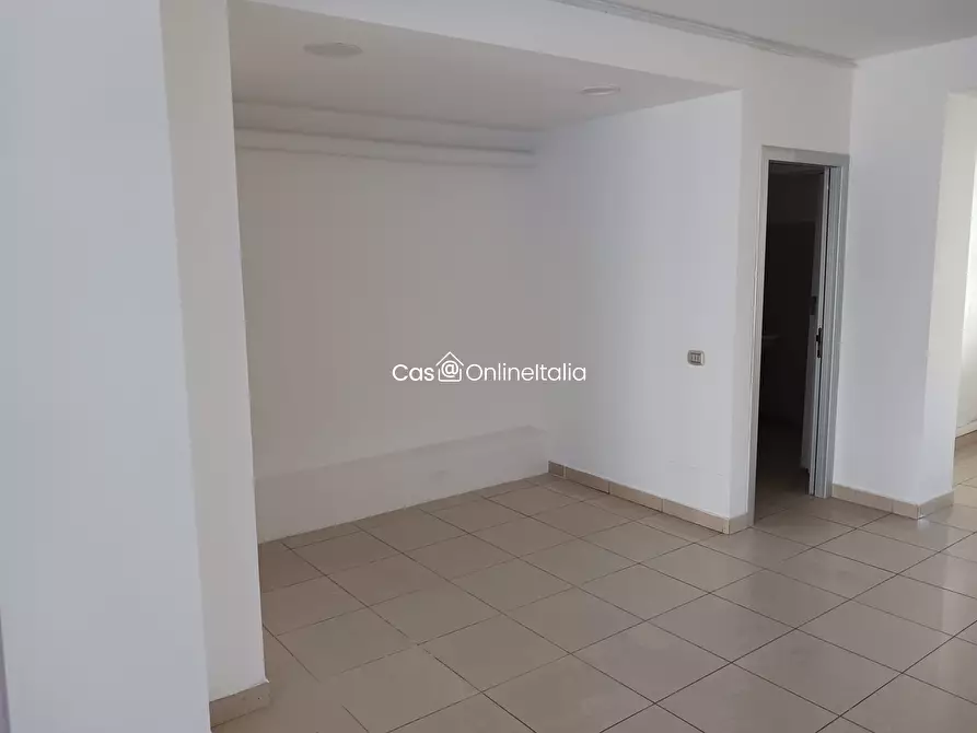 Immagine 8 di Negozio in vendita  in Piazza Lemmetti a Camaiore