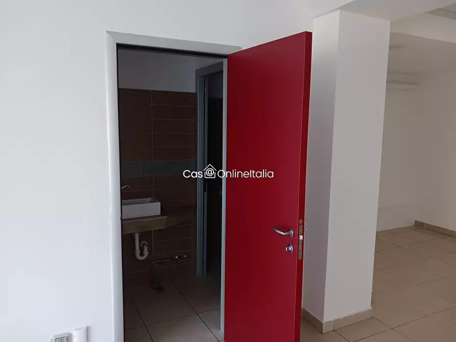 Immagine 9 di Negozio in vendita  in Piazza Lemmetti a Camaiore