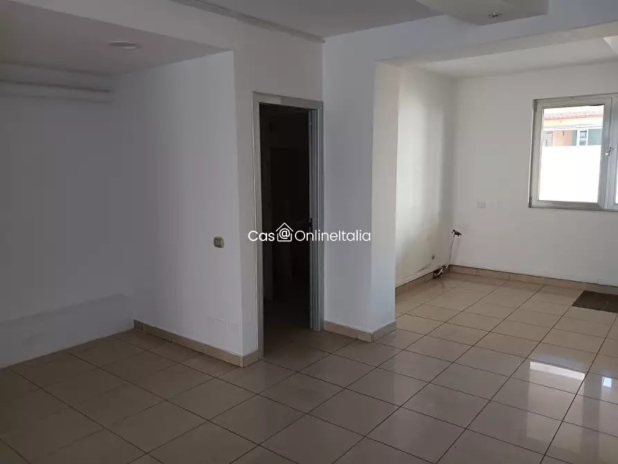 Immagine 10 di Negozio in vendita  in Piazza Lemmetti a Camaiore