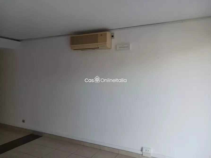 Immagine 12 di Negozio in vendita  in Piazza Lemmetti a Camaiore