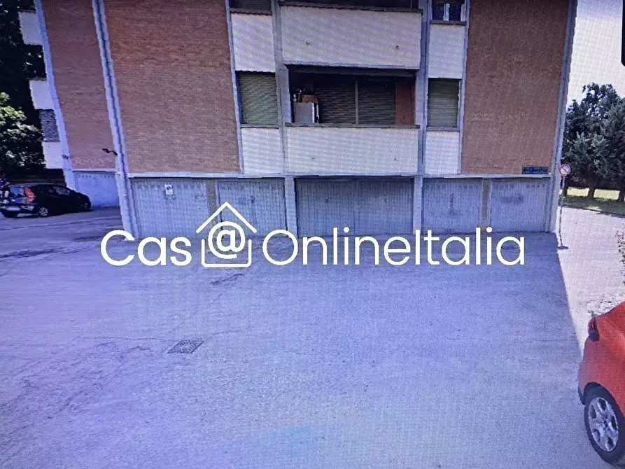 Immagine 1 di Garage in vendita  in Via Fratelli Cervi 5 a Reggio Nell'emilia