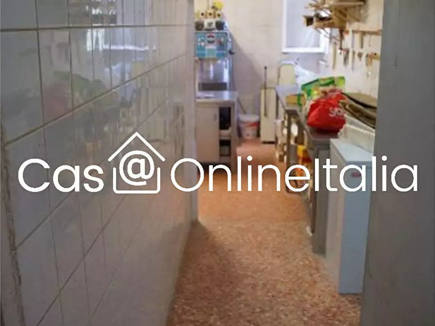 Immagine 4 di Negozio in vendita  in Piazza Piediluco 32 a Perugia