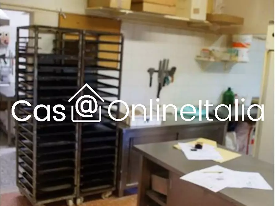 Immagine 5 di Negozio in vendita  in Piazza Piediluco 32 a Perugia