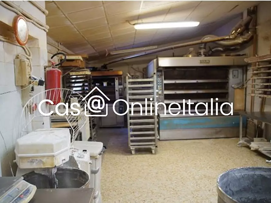 Immagine 7 di Negozio in vendita  in Piazza Piediluco 32 a Perugia