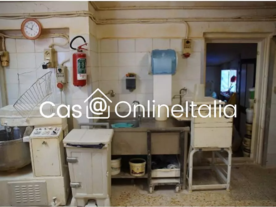 Immagine 8 di Negozio in vendita  in Piazza Piediluco 32 a Perugia