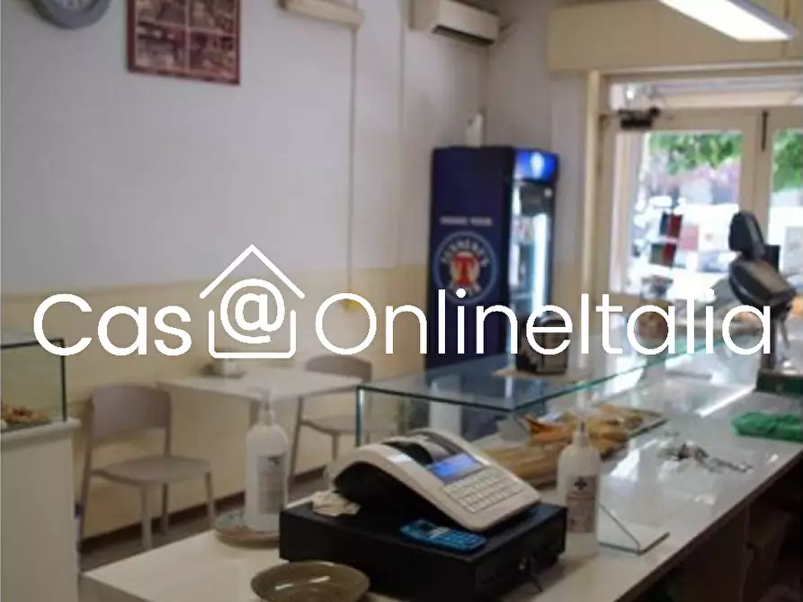 Immagine 2 di Negozio in vendita  in Piazza Piediluco 32 a Perugia