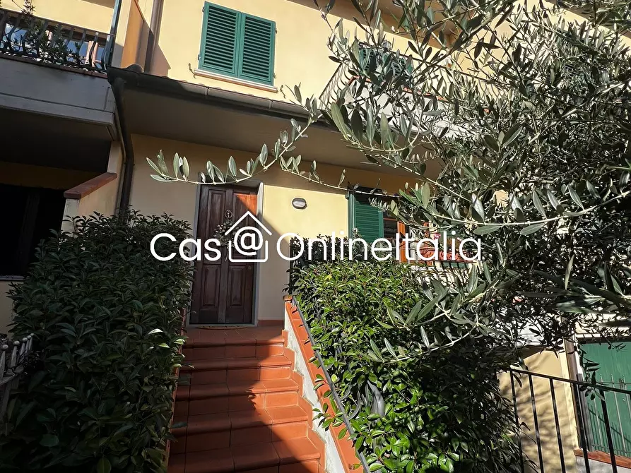 Immagine 1 di Villa in vendita  in Viale Fratelli Cervi 14 a Prato