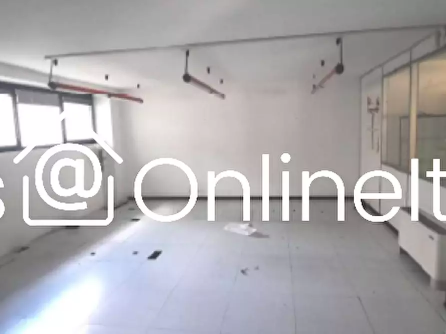 Immagine 4 di Negozio in vendita  in Via Martiri dei Lager 94 a Perugia