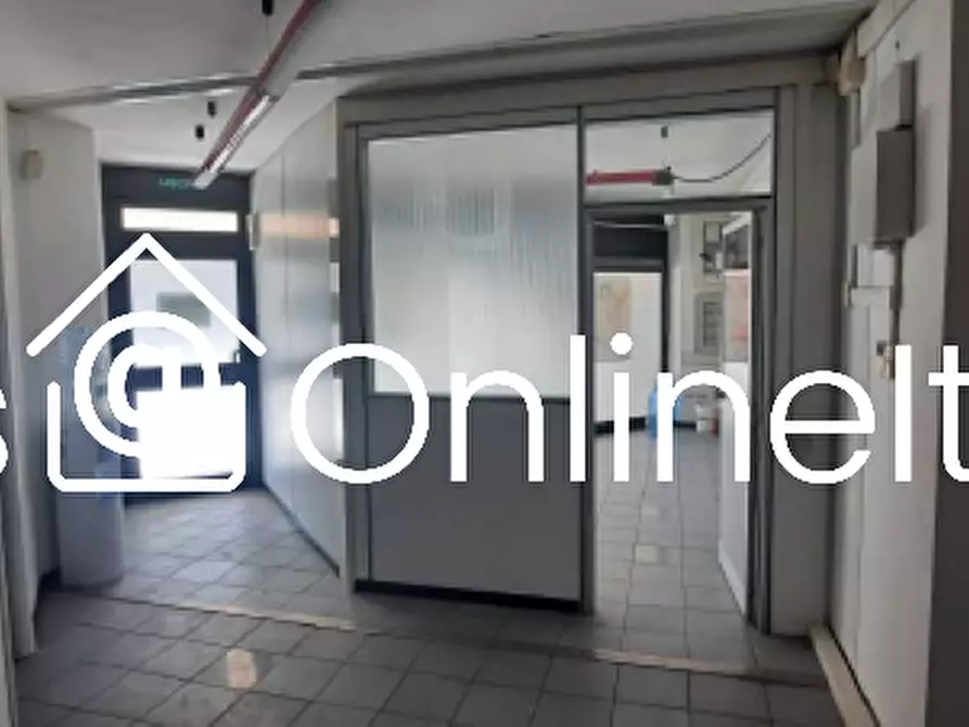 Immagine 9 di Negozio in vendita  in Via Martiri dei Lager 94 a Perugia