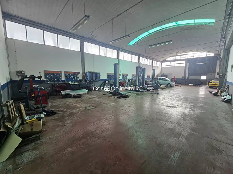 Immagine 22 di Locale commerciale in vendita  in Strada Vicinale S. Pietrino 2 a Perugia