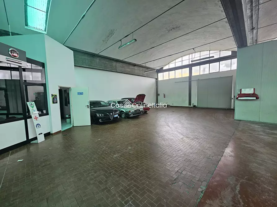 Immagine 25 di Locale commerciale in vendita  in Strada Vicinale S. Pietrino 2 a Perugia