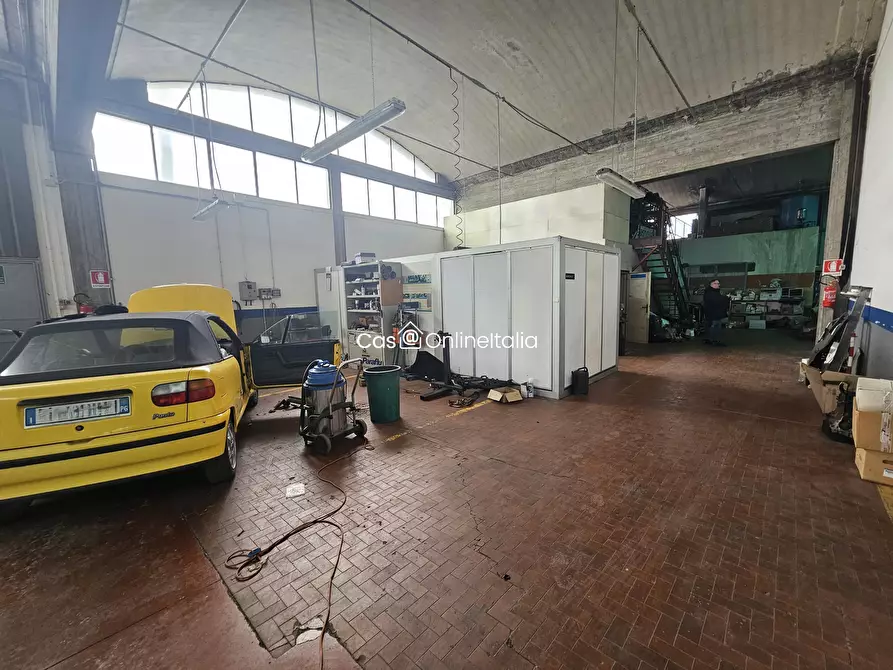 Immagine 27 di Locale commerciale in vendita  in Strada Vicinale S. Pietrino 2 a Perugia