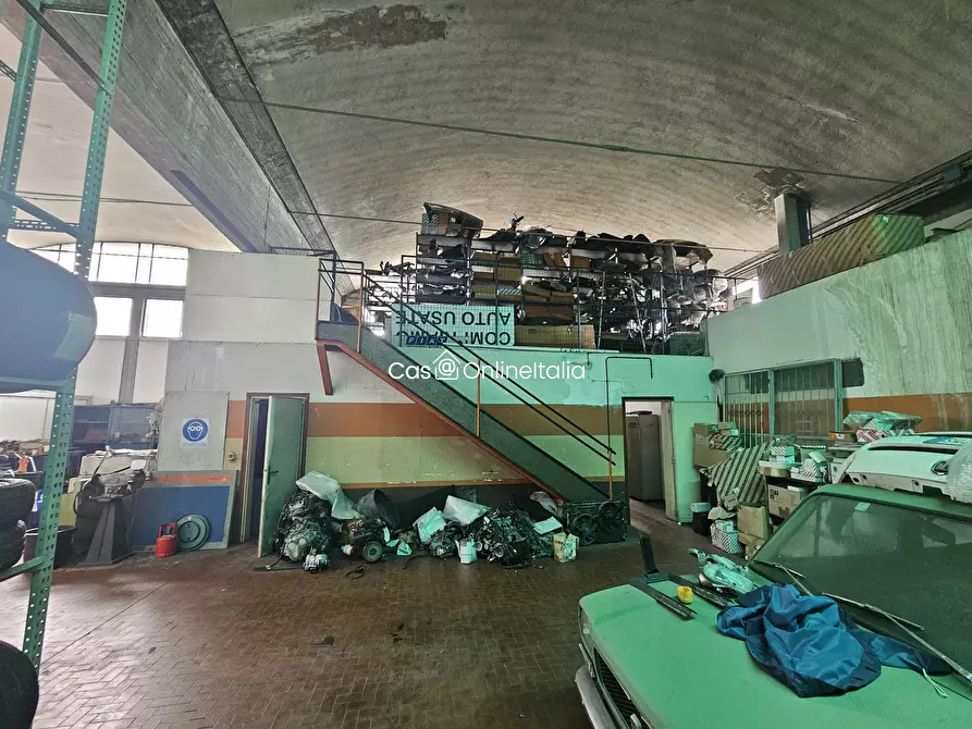 Immagine 29 di Locale commerciale in vendita  in Strada Vicinale S. Pietrino 2 a Perugia