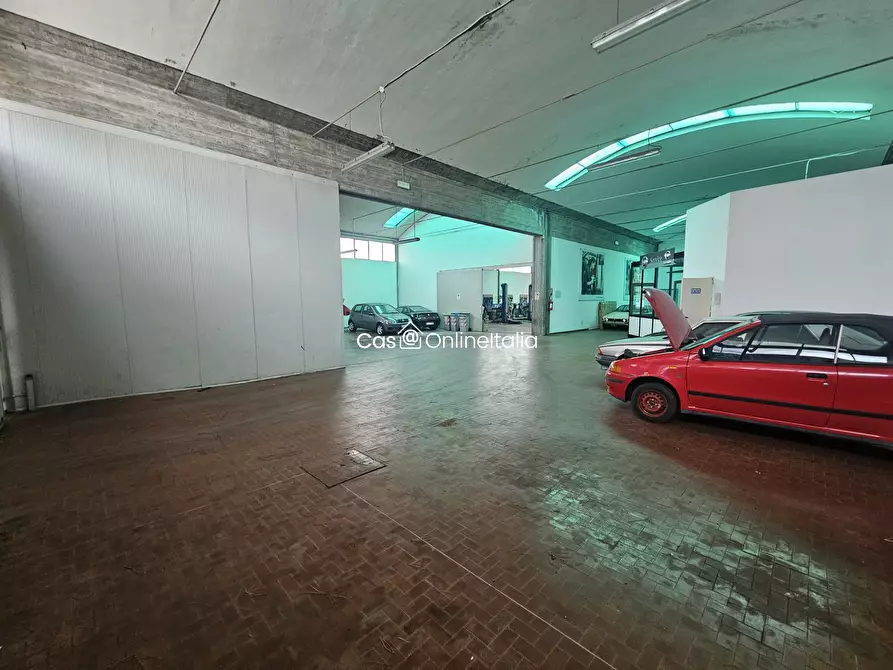 Immagine 18 di Locale commerciale in vendita  in Strada Vicinale S. Pietrino 2 a Perugia