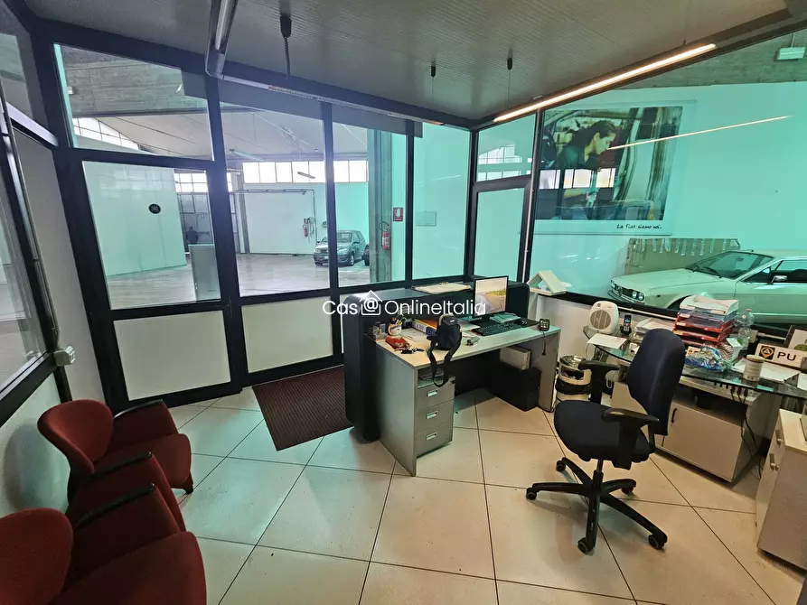 Immagine 15 di Locale commerciale in vendita  in Strada Vicinale S. Pietrino 2 a Perugia