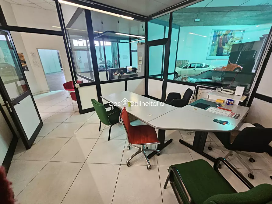 Immagine 17 di Locale commerciale in vendita  in Strada Vicinale S. Pietrino 2 a Perugia